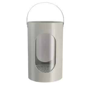 Lys grå cylinderlanterne med oval åbning og håndtag, designet til stearinlys.